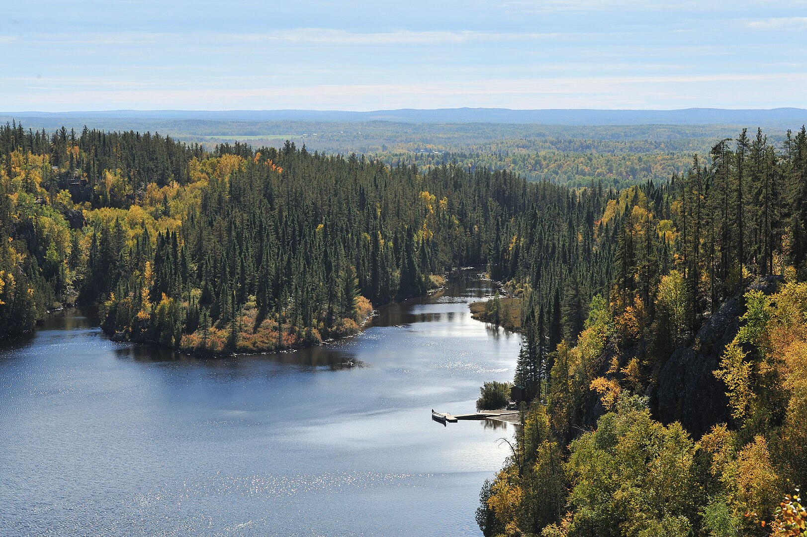 Lac La Haie et sa décharge dans la rivière Kinojévis, en Abitibi-Témiscamingue
